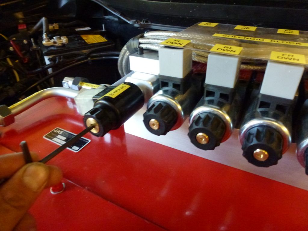 17. Ausfahren der Zylinder zur Wagenhebernutzung – Ventil mit einem der 4 Ausfahrventile vom anderen Bild drücken